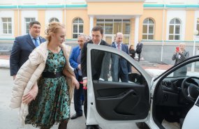 Евгений Куйвашев вручил ключи от автомобиля лучшей доярке Свердловской области