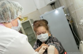 Первые добровольцы из числа медработников Свердловской области привились от COVID-19