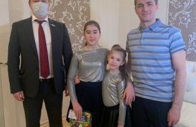 Детям медработников региона, работающим в «красной зоне», вручают новогодние подарки от губернатора Свердловской области 