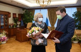 Губернатор Евгений Куйвашев поздравил председателя Законодательного Собрания Людмилу Бабушкину с юбилеем 