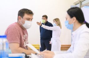Евгений Куйвашев проверил работу пункта вакцинации от коронавируса в одном из торговых центров Екатеринбурга