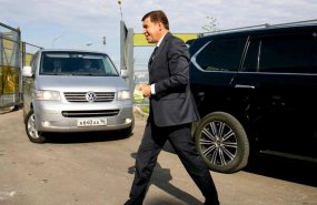 Губернатор Евгений Куйвашев попросил мэров отдать автомобили администраций врачам