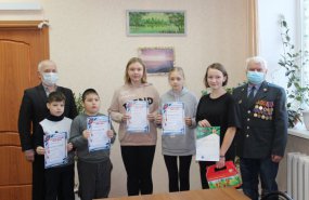 Сотрудники Пышминской полиции вручили награды участникам конкурса детского рисунка «Полиция глазами детей -2021»