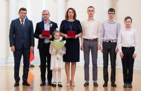 Евгений Куйвашев вручил государственные награды выдающимся уральцам