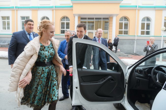Евгений Куйвашев вручил ключи от автомобиля лучшей доярке Свердловской области