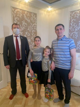 Детям медработников региона, работающим в «красной зоне», вручают новогодние подарки от губернатора Свердловской области 
