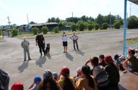 Сотрудники Пышминской полиции, ветераны и Общественный совет познакомили школьников со службой кинологов