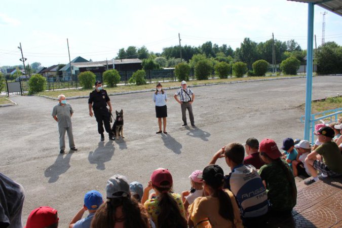 Сотрудники Пышминской полиции, ветераны и Общественный совет познакомили школьников со службой кинологов