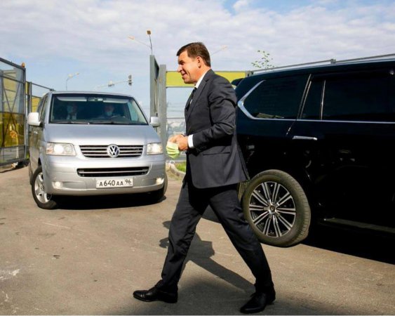 Губернатор Евгений Куйвашев попросил мэров отдать автомобили администраций врачам