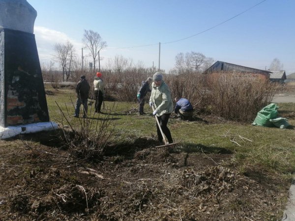  Специалисты Печеркинского ТУ совместно с жителями навели порядок на территрии 