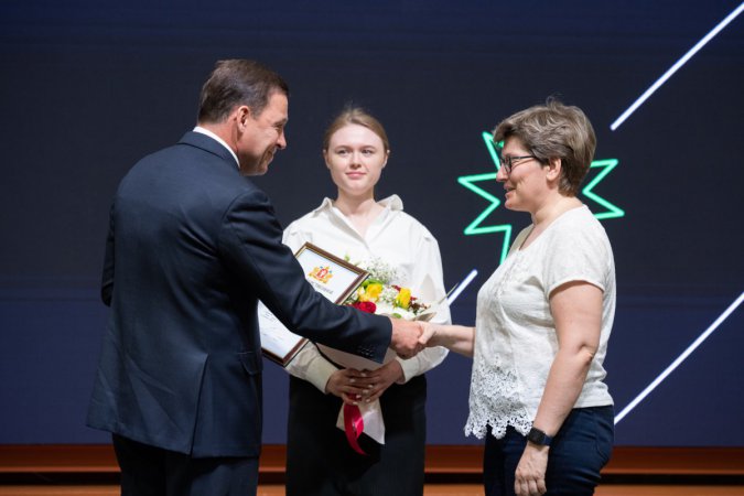 Евгений Куйвашев поздравил будущих уральских IT-профессионалов с победой в олимпиадах по математике и информатике 