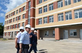 Евгений Куйвашев лично проверил, как ремонтируется кровля в школе села Бараба и строится другая инфраструктура на западе региона