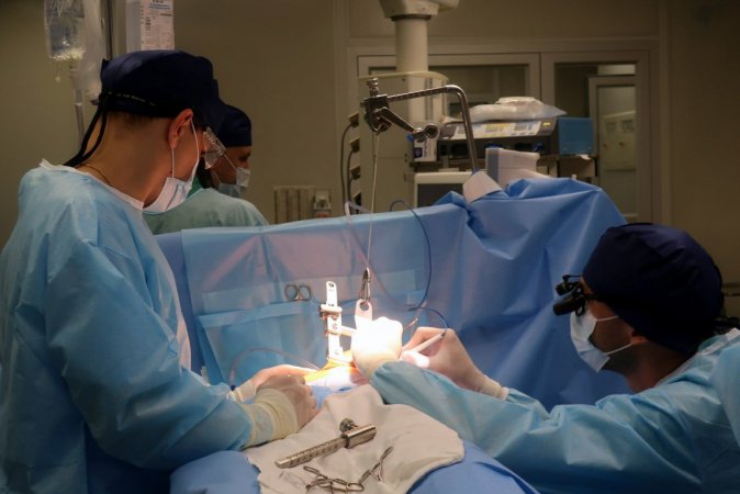 Уральские кардиохирурги начали выполнять коронарное шунтирование через небольшой разрез