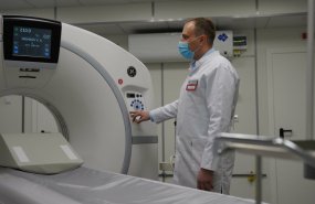 Госпиталь для ветеранов войн в Екатеринбурге получил компьютерный томограф, а 12 больниц региона — новые автомобили