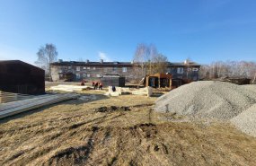 Строители приступили к активным работам на площадке будущего многоквартирного дома в Сосьве, который возводят по поручению Евгения Куйвашева 