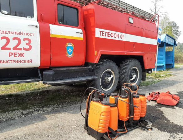 Евгений Куйвашев направил средства на выплаты добровольцам, которые боролись с лесными пожарами 