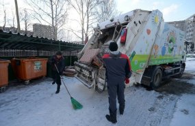 Почти 300 мусоровозов будут вывозить отходы в новогодние праздники