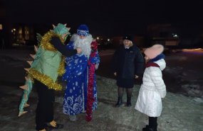 Пышминский полицейский Дед Мороз поздравил детей и их родителей с наступающим с Новым годом