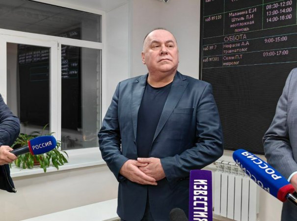 Глава Минздрава Андрей Карлов, который по поручению губернатора приехал в Рефтинский, рассказал о планах развития медучреждения
