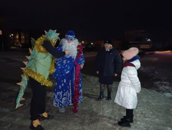 Пышминский полицейский Дед Мороз поздравил детей и их родителей с наступающим с Новым годом