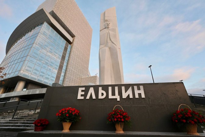 Владимир Якушев и Евгений Куйвашев возложили цветы к памятнику Борису Ельцину в день памяти первого Президента России