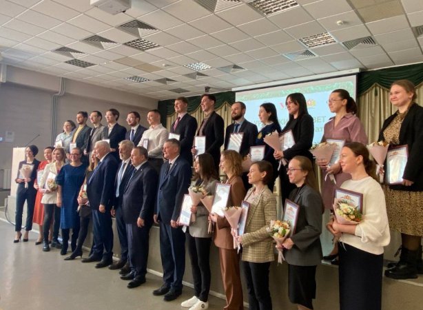Авторы лучших научных разработок в Свердловской области получили дипломы лауреата премии губернатора