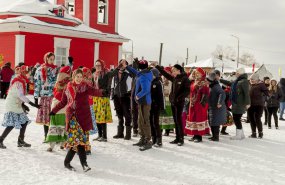Костюмированный забег на лыжах и сжигание 17-метрового чучела – уральцев приглашают прийти всей семьёй на Масленицу