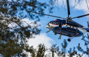 Сотрудники авиационно-пожарной службы совершили более 900 тренировочных спусков в лес с вертолета Ми-8