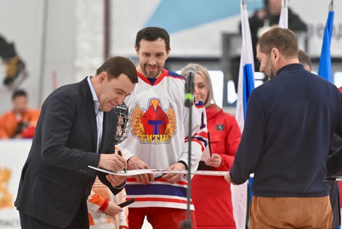 Евгений Куйвашев открыл современный Ледовый дворец спорта вместимостью 400 человек в Качканаре