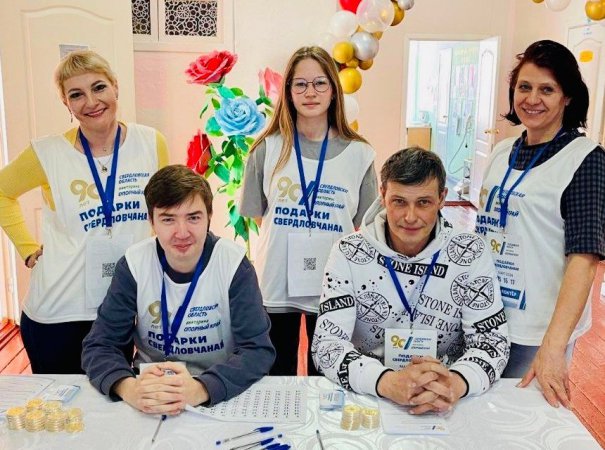 Волонтёры «серебряного» возраста помогают привлекать свердловчан к голосованию за объекты благоустройства