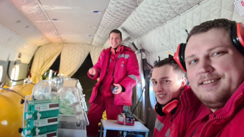 Слаженная работа команды свердловских неонатологов и самый большой вертолёт ТЦМК помогли спасти двух крошечных новорождённых