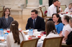 Евгений Куйвашев вручил госнаграды многодетным свердловчанам в преддверии Дня защиты детей